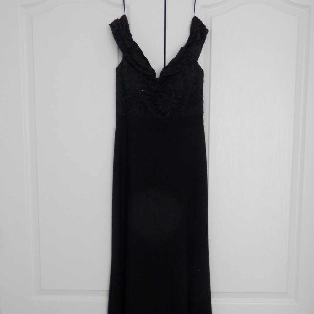 Black Off the Shoulder Sweetheart Neckline Black Gown, Size 4P